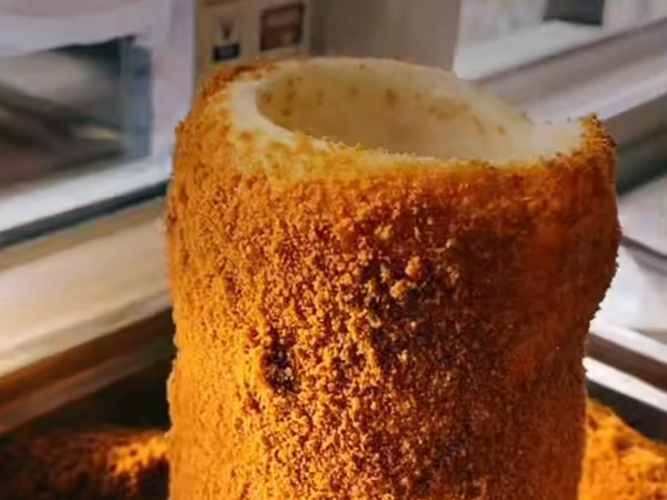 Hotový trdelník se zlatavou krustou